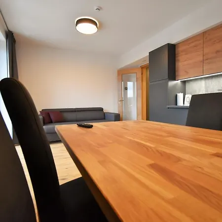 アパート With Mountain Views *