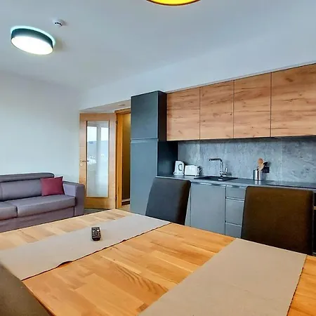 アパート With Mountain Views