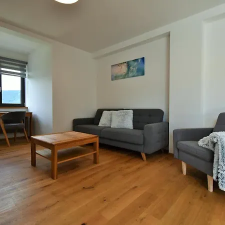 アパート With Mountain Views