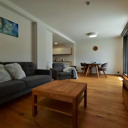 アパート With Mountain Views